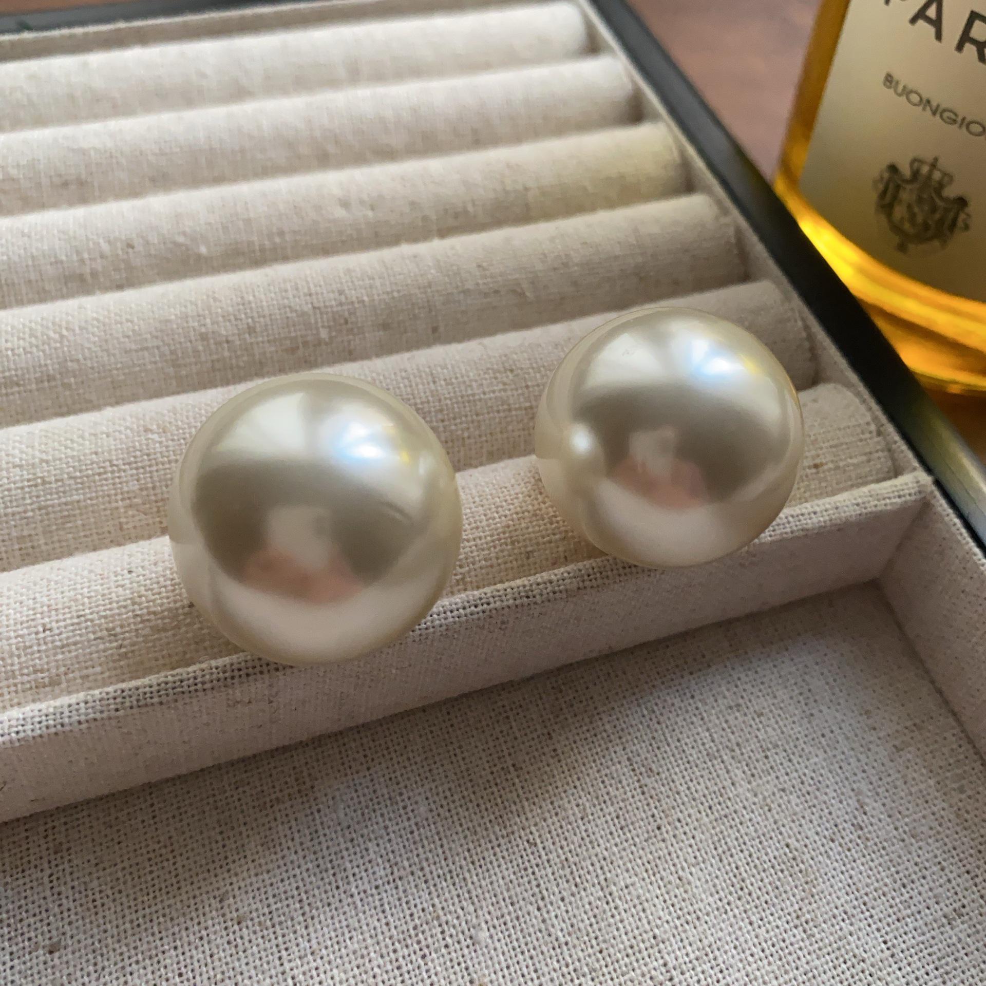 

Elegant High-End Pearl Stud Earrings - Classic, Exquisite, Light Luxury Style Recommended by Bloggers