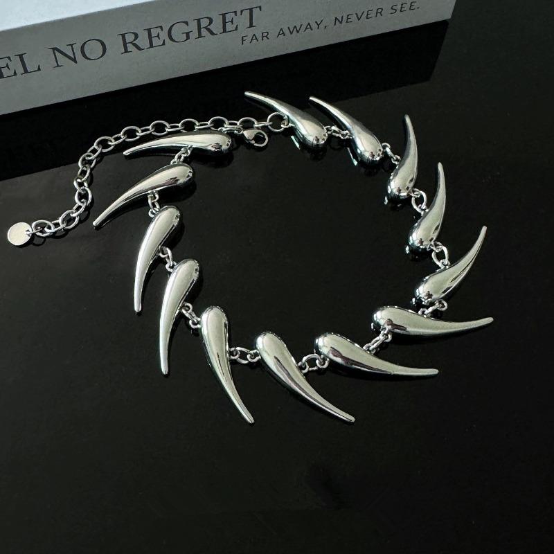 Thorn Geometric Silver Barbed Irregular Metal Necklace - A Unique, High-end, Small-sized Accessory with A Sense of Exclusivity.