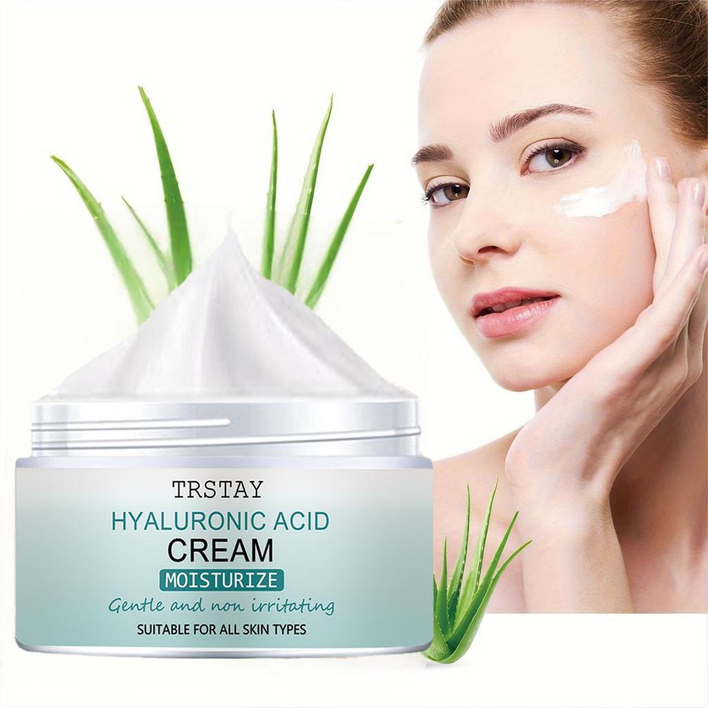 Die Creme glättet feine Linien und gleicht den Hautton aus, während Hyaluronsäure die Haut mit Feuchtigkeit versorgt und nährt und sie weich und verfeinert macht.