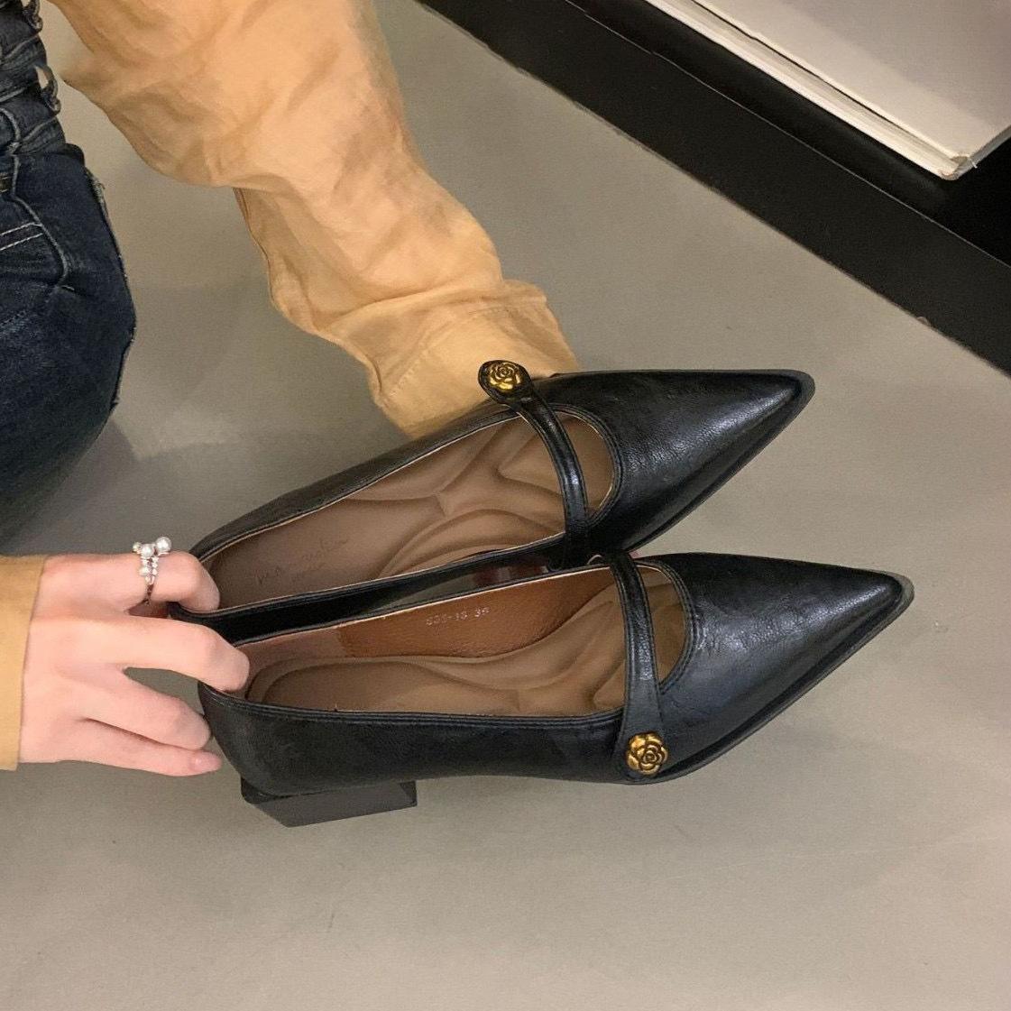 

Camellia one-word buckle thick heel single shoes pointed temperament small fragrant Mary Jane brown retro light mouth high heels women 35