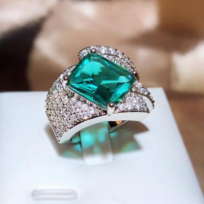 Ring med imiterad Paraiba-grön högkolhaltig diamant med en twist