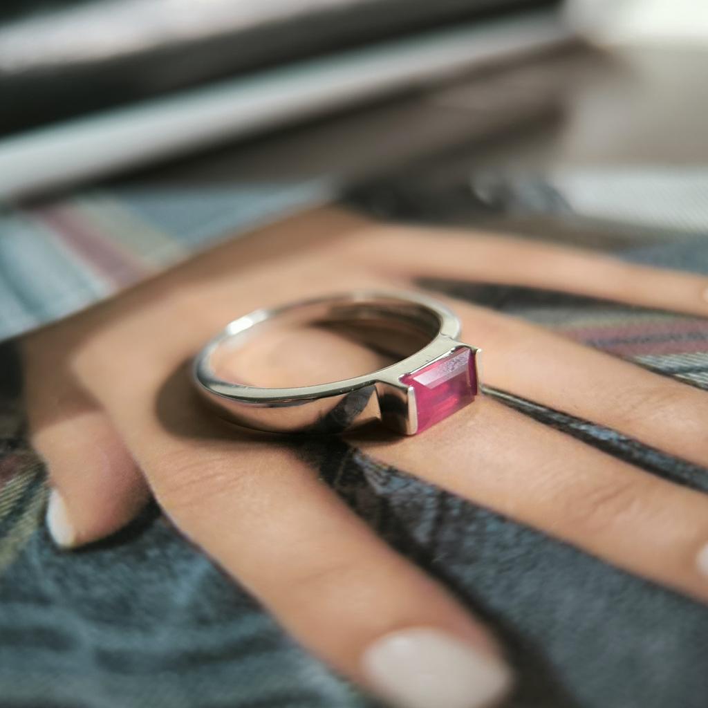 Серебряное кольцо с натуральным рубином 0.813ct, вес изделия 2,26 гр (2213260)