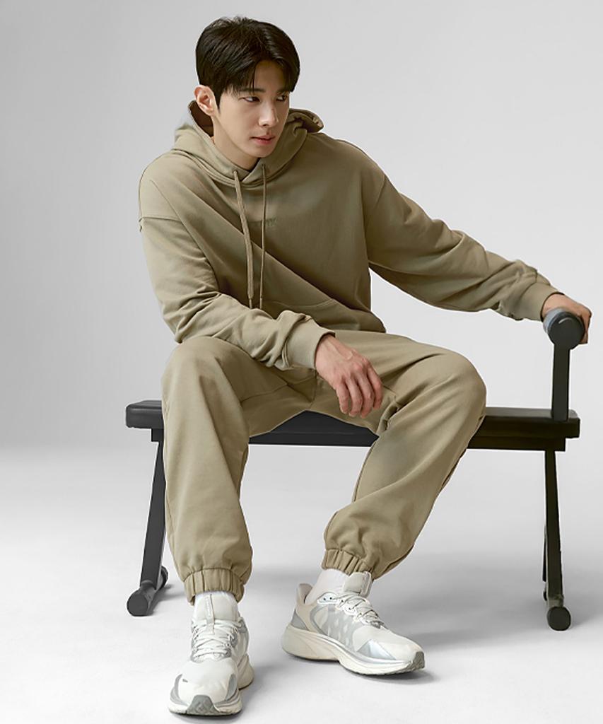 XEXYMIX Small Letter Sweat Jogger Pants Khaki Xmmtp01J1