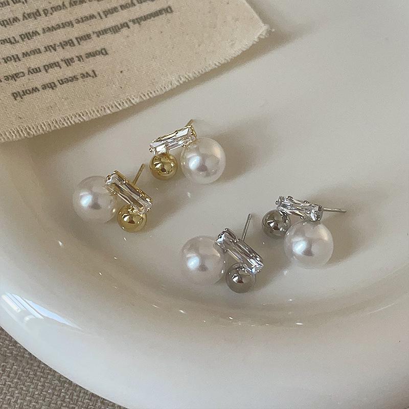 Zircon Pearl Metal Ball Stud Earrings - Light Luxury, Exquisite Design, Versatile Fashion for Women.