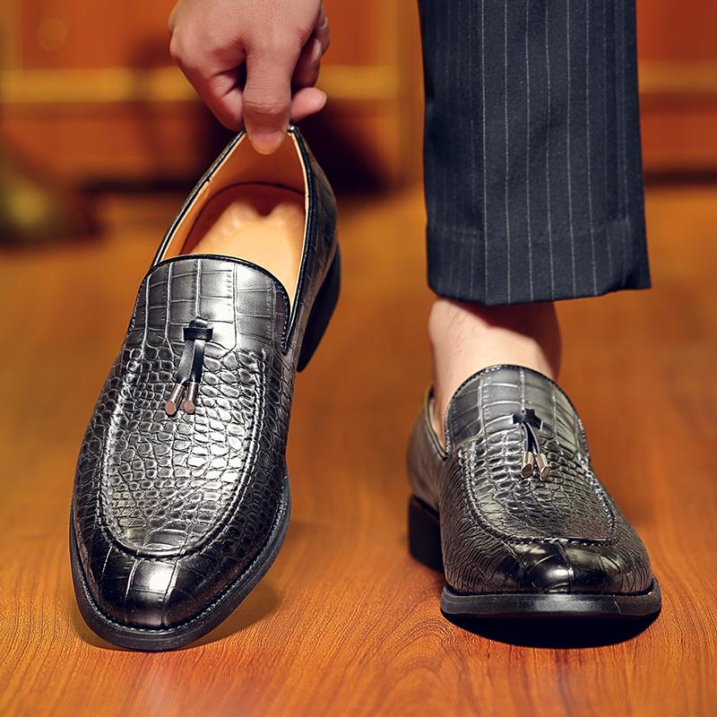 Designer New Gentleman Tassels Loafers Men's Pointed Slip On Patent Leather Formal Wedding Prom Dress Homecoming Footwear