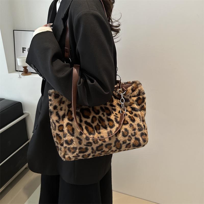 Simple and large-capacity leopard print bag 2025 new trendy fashion plush tote bag fashion chain portable shoulder bag