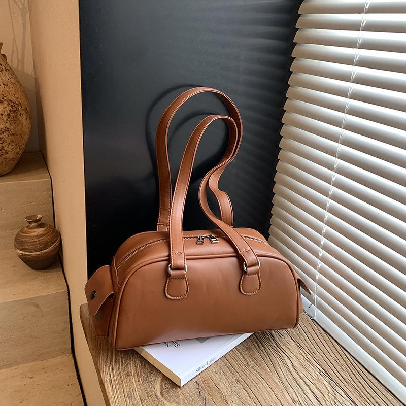 Autumn Retro Texture Bowling Bag Women's Bag 2025 New Simple Shoulder Pillow Bag Versatile Commuter Bag
