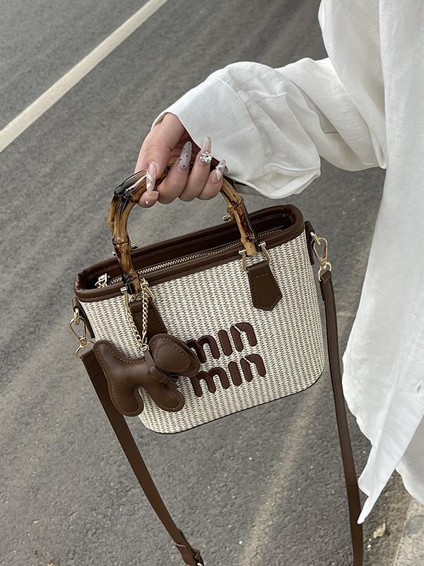 2025 Influencer-Stil Damen gewebte Crossbody Bucket Handtasche für Sommer-Strandurlaube