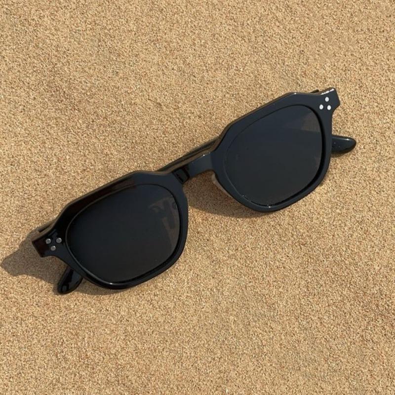 Square Rivets Sunglasses for Women Men Vintage Trend Trending Sun Glasses Ladies Beach Shades Male Female Driving Fishing Shades
