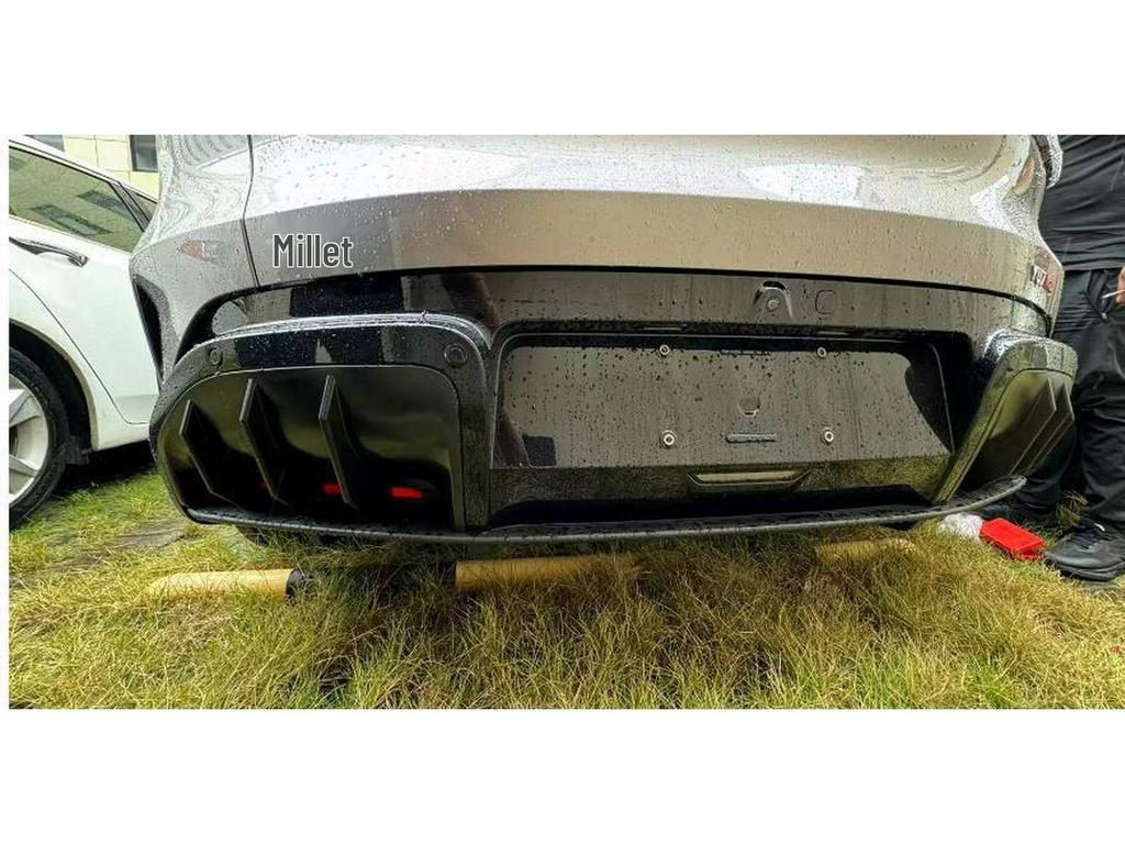 Xiaomi YU7 Rear Spoiler Trim: Carbon Fiber Lip Protection & Enhancement