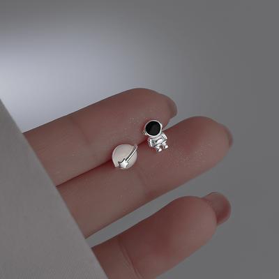 Orecchini a lobo asimmetrici carini dello spazio dell'astronauta del pianeta opale per le donne Gioielli semplici per piercing all'orecchio di colore argento