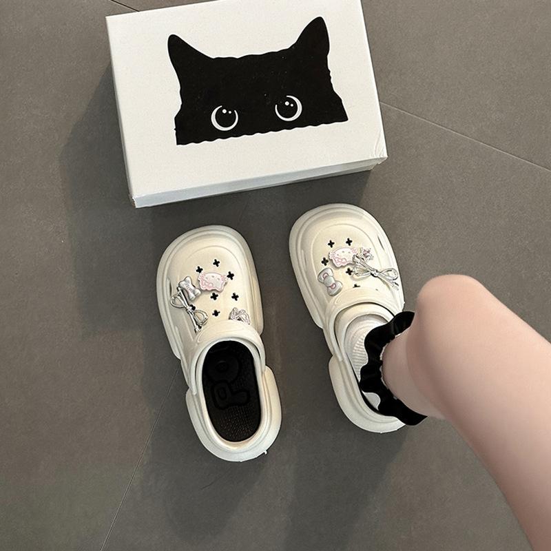 Cute doll hole shoes women's summer new wear beach niche design bag head drag