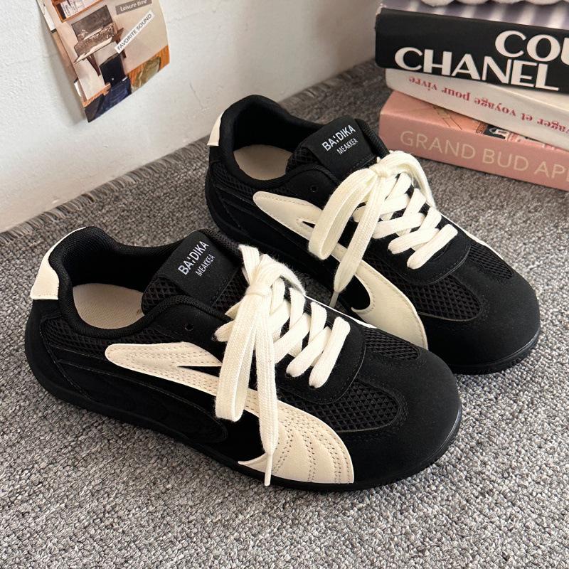 

Летние черные женские дышащие кроссовки-сетка 2025 года с плоской платформой, подходящие для ношения с юбкой 38 белый/чёрный