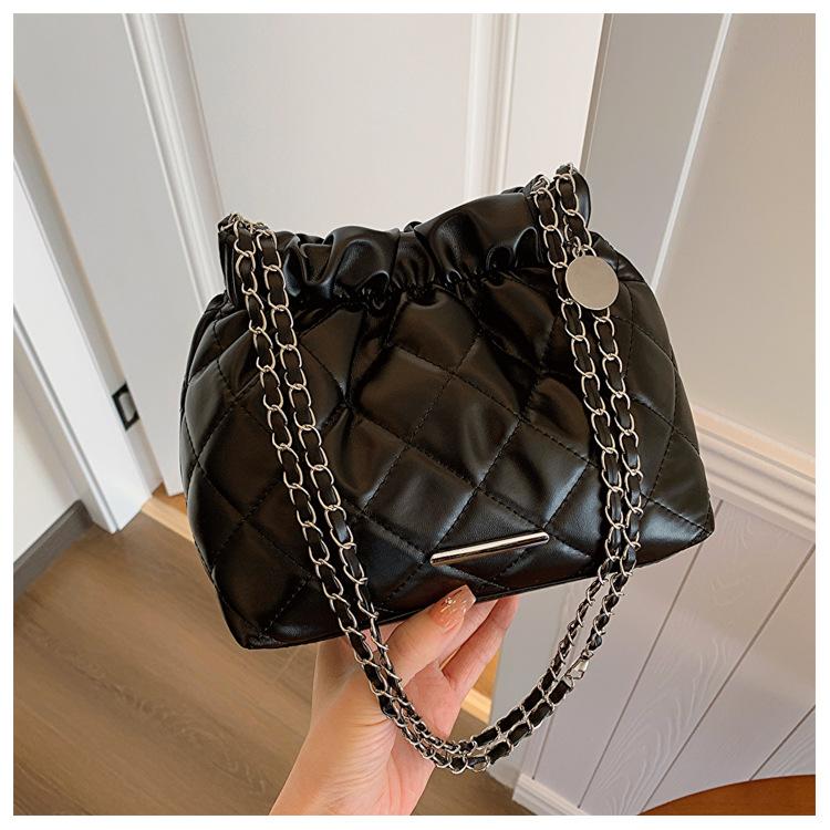 

Сумка Xiaoxiangfeng з ромбами та ланцюгом, нова корейська модна м яка шкіряна сумка-відро для жінок, сумка-месенджер на ремінці чорний