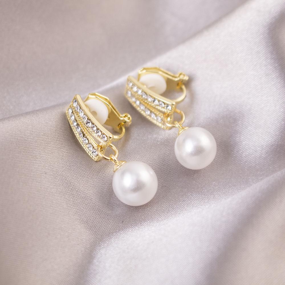 Elegant Clip-On Triangle Earrings for Non-Pierced Ears - Versatile, Light Luxury for Everyday Wear.