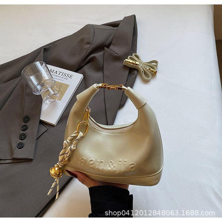 

Fashion and popular niche design Oil wax leather texture Casual hand carry dumpling bag Simple letter commuter messenger women s bag зелёный