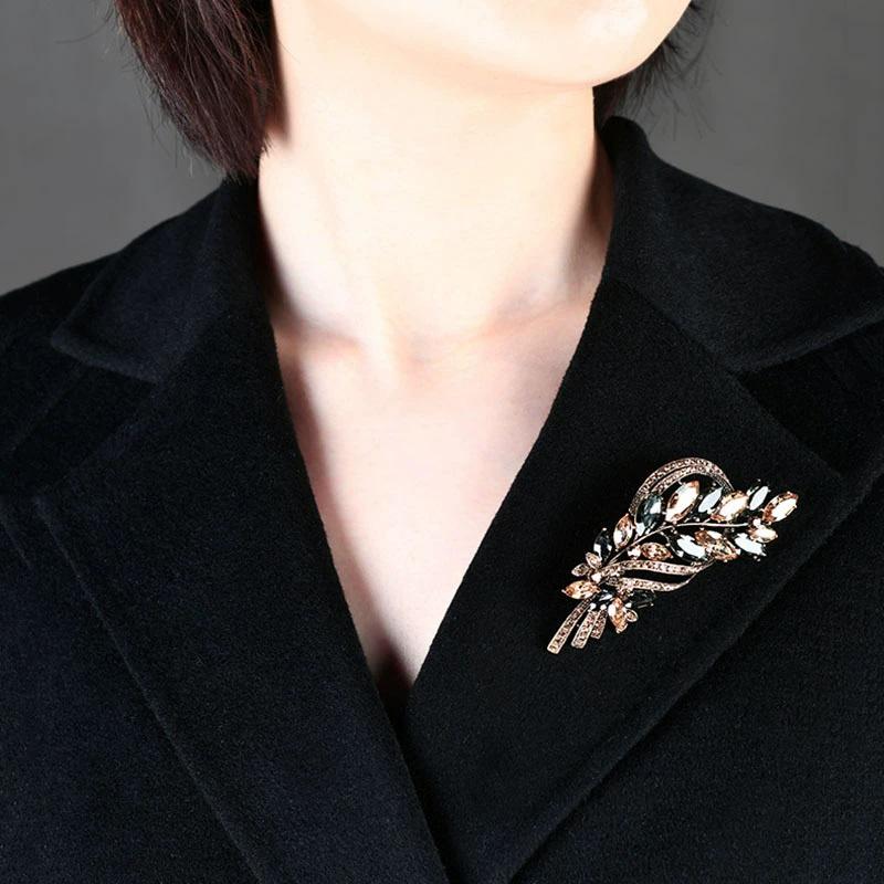 Brooch Ladies High-End Crystal Accessories Retro Atmosphere Suit Corsage Coat Brooch Birthday Gift