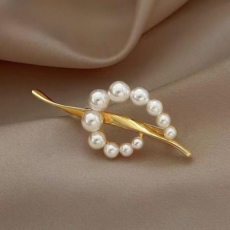 Brooch with Elegant Musical Note Design, Pearl, with A Sense of Sophistication. High-end Brooch Pin, Brooch.