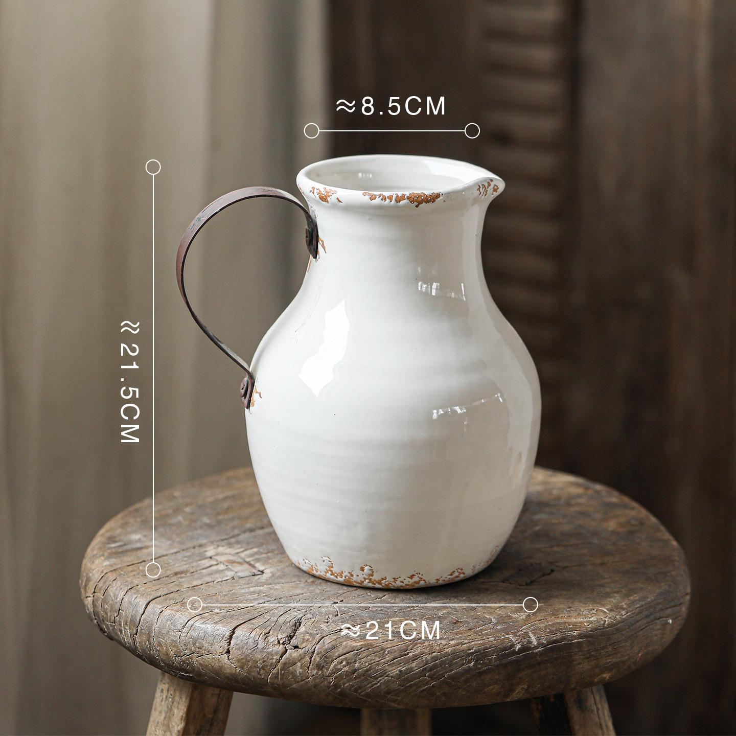 Белый керамический кувшин-ваза с состаренной кованой ручкой - Винтажный цветочный контейнер для декора гостиной