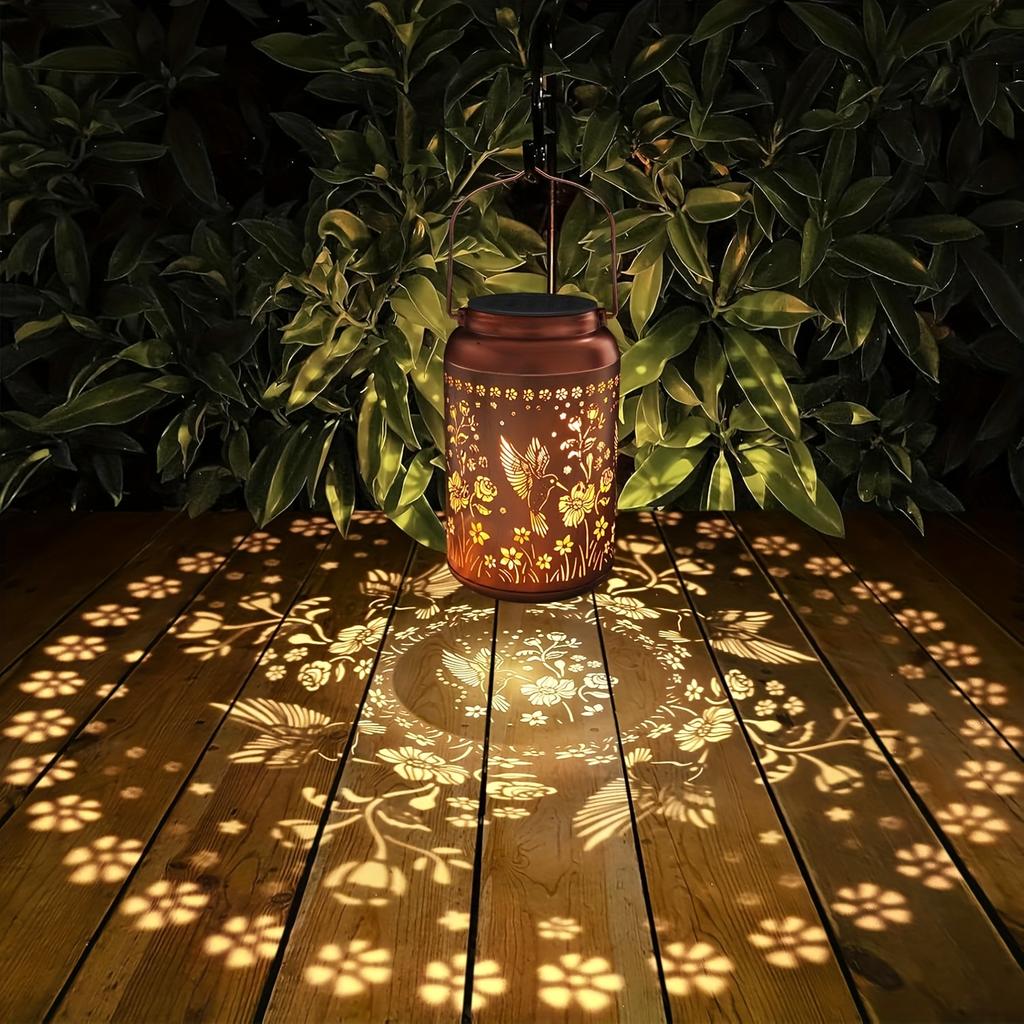 Solar Lantern Featuring a Hummingbird Design, Perfect for Outdoor Decor. It Includes a 600Mah Rechargeable Battery, Making It Ideal for Yard Art