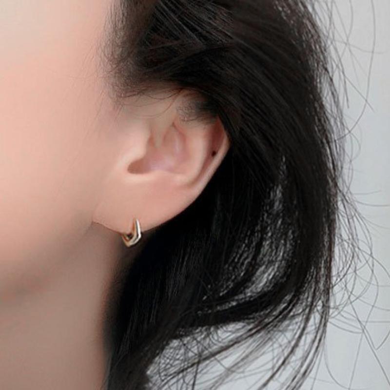 Niche Vintage Ladies Accessories Elegant Jewelry Cold Earrings C-shaped Ear Buckle Niche Hundred with Geometric Senior Sense Earrings Female Tide