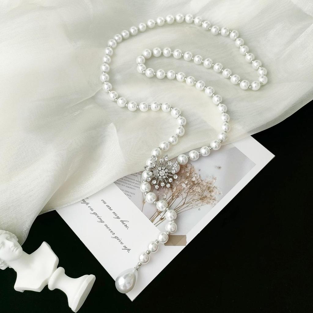 Elegant Adjustable Pearl Necklace - Versatile Light Luxury Jewelry for Women, Perfect for Autumn and Winter Sweaters.
