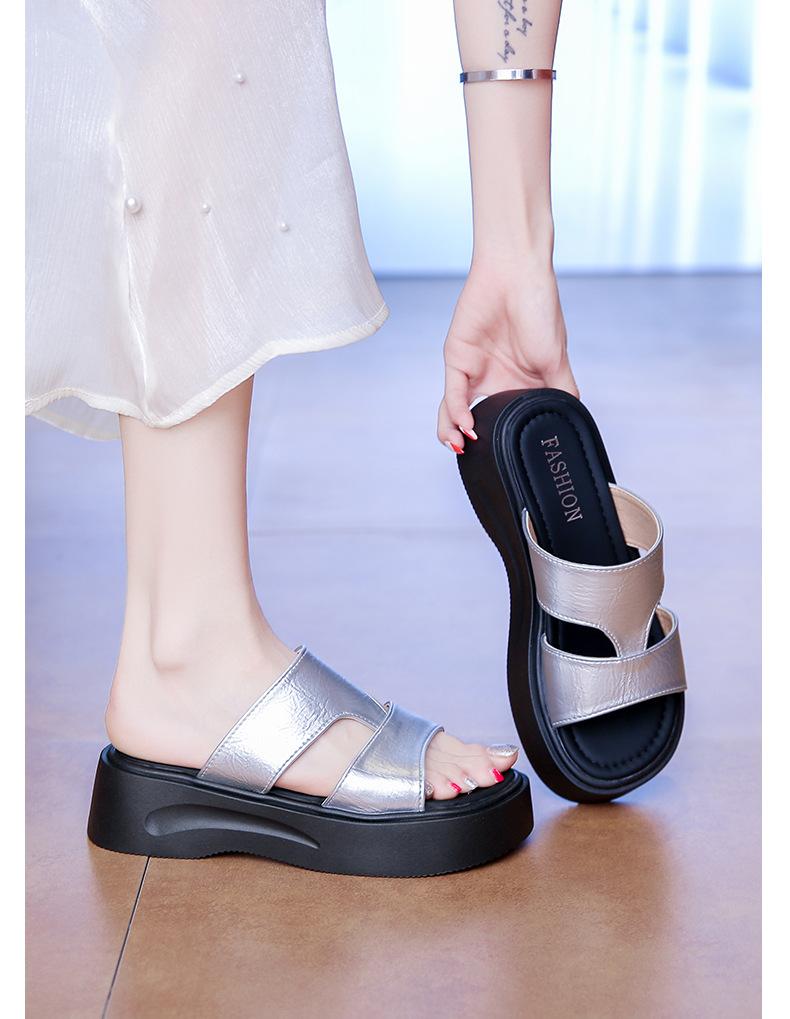 Thick-bottomed cool slippers women's summer wear 2025 new fashion muffin bottom beach versatile comfortable soft bottom