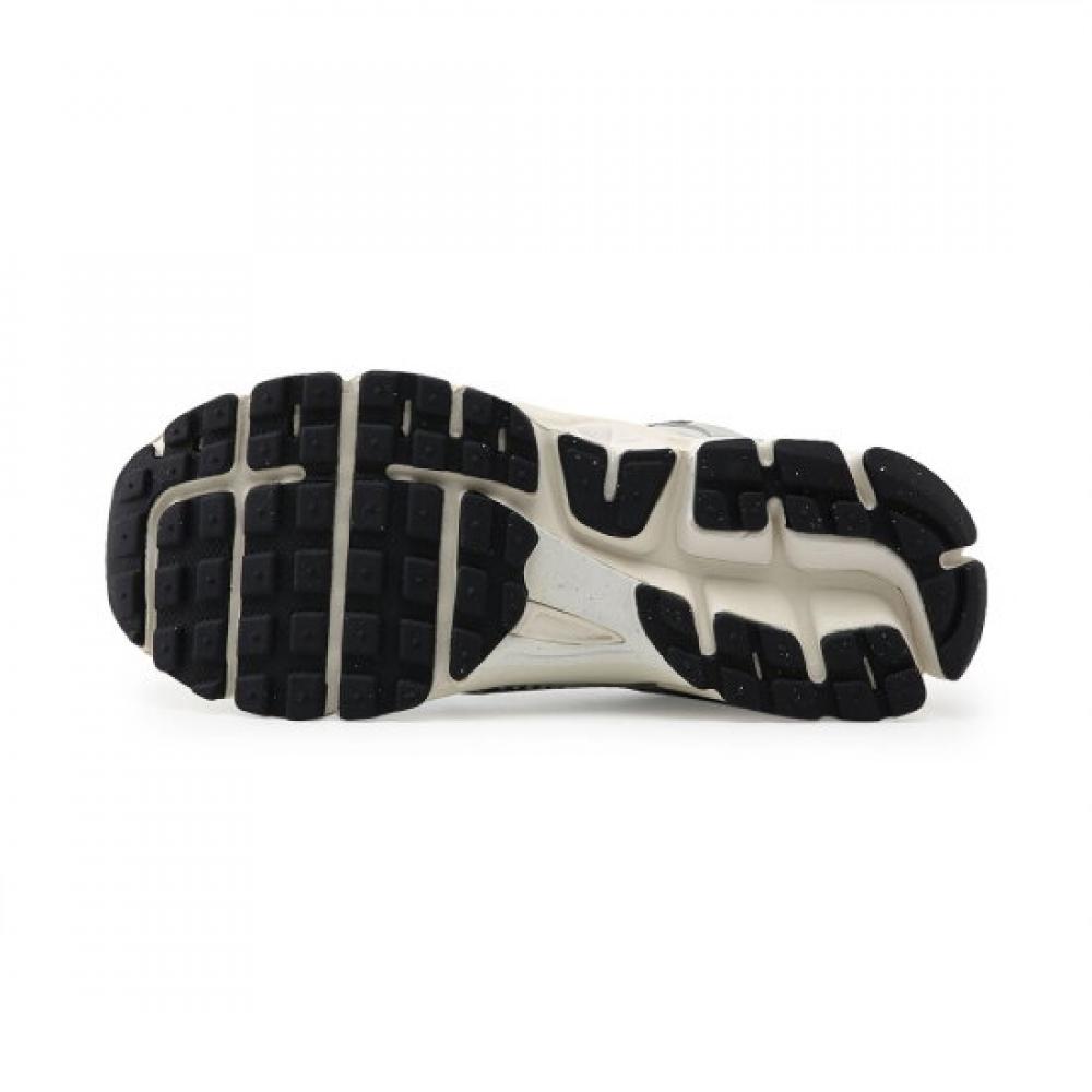 Nike Women S Running ShoeS 2 optionS Vomero 5  gS 