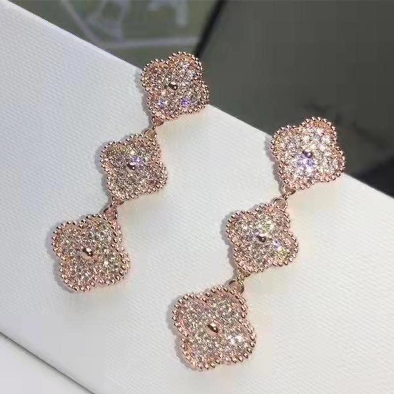 Boutique Drie Bloemen Maat Bloem Oorbellen Klavertje Vier Oorbellen Clip 18k Lichte Luxe Ins Design Mode Honderd met Oorbellen