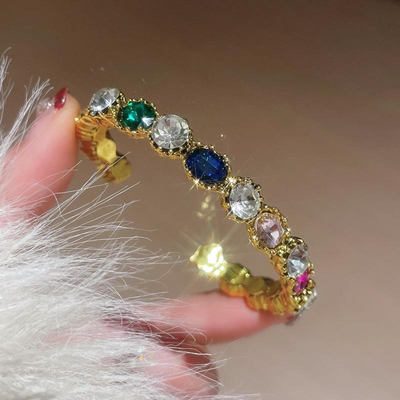 Elegantní Třpytivý Oválný Otevřený Náramek s Kamínky – Barevný, Módní & Univerzální Šperk