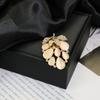 Brosche Retro-Stil Rundes Florales Design Reversnadel mit gefälschtem Opal eingelegt Pullover Kragen Hüte Taschen Mäntel Schals Abzeichen Outfit-Accessoire