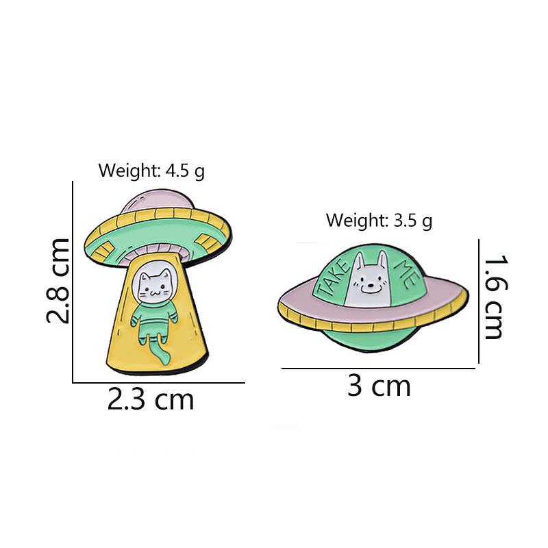 Trendy Cartoon Cat Hide-and-Seek Spaceship Brooch