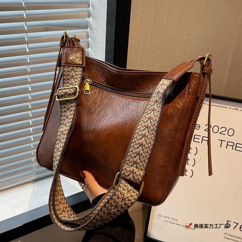 Large Capacity Bag Female Internet Celebrity Fashion Retro Shoulder Bag Wide Shoulder Strap Crossbody Bucket Bag Class Commuter Tote Bag