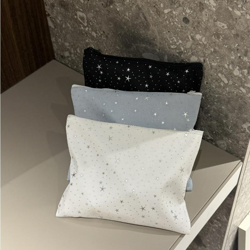 The new star polka dot clutch bag has a large capacity to go out and is versatile. Portable clutch wash bag, cosmetic storage bag.