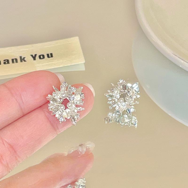 Elegant Korean Style Sunflower Pearl Stud Earrings with Cubic Zirconia - No Piercing Ear Clip.