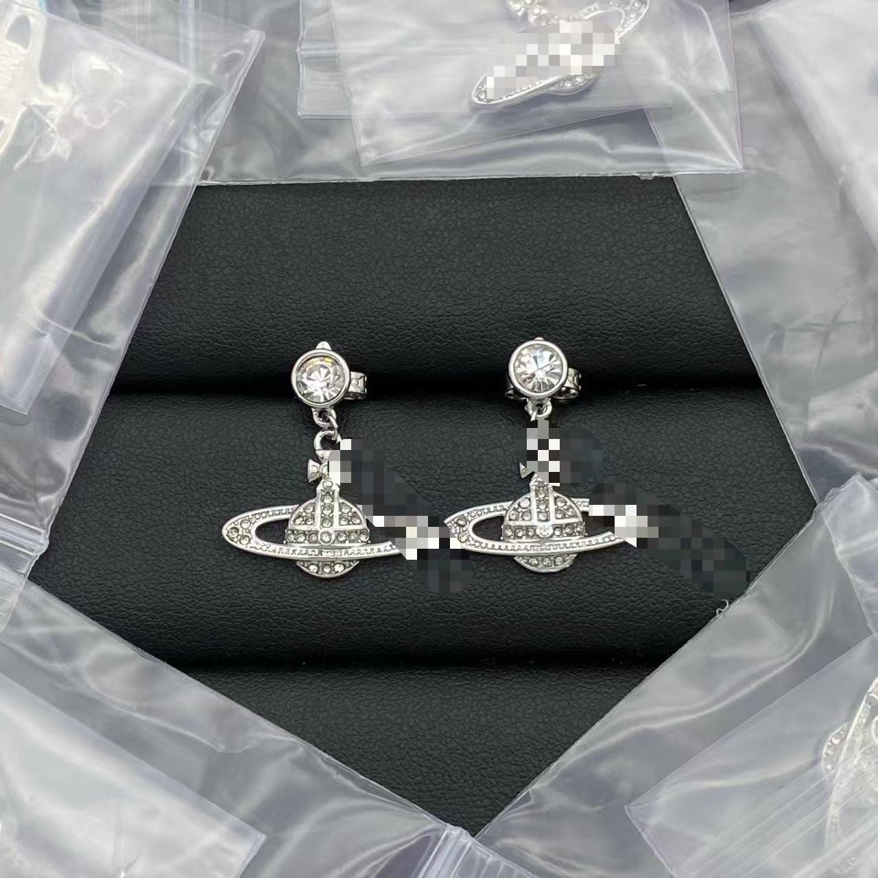 Серебряные серьги-гвоздики Westwood: Стильный нишевый дизайн для утонченного вида