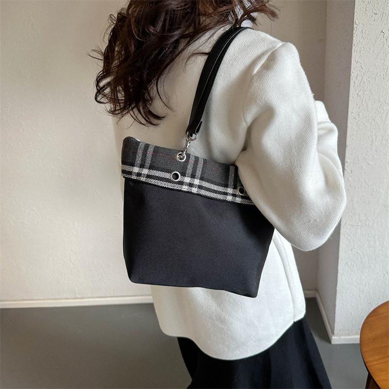 Chic Retro Black Women's Underarm Bag Modern Simple Tote With Durable Polyester Lining