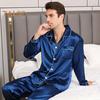 2-teiliges Pyjama-Set für Herren aus Seidensatin mit Knopfleiste, langärmeligem Pyjama-Oberteil mit Reverskragen, vorderer Knopfleiste, Brusttasche, lange Hose, Nachtwäsche