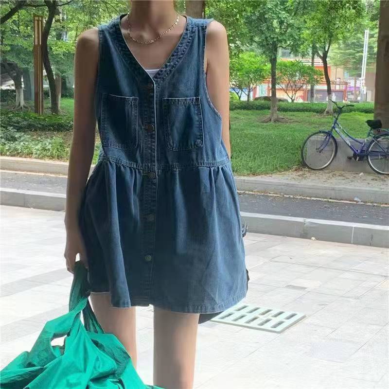 Robe Robe d'été fine en jean sans manches à bretelles pour femme Poches boutonnées sur le devant Robes en jean Femme Style coréen Robe mini ample coupe A
