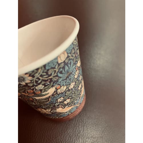 Set of 40 200ml Disposable Paper Cups with a Stylish Retro Classic Design for Cafes