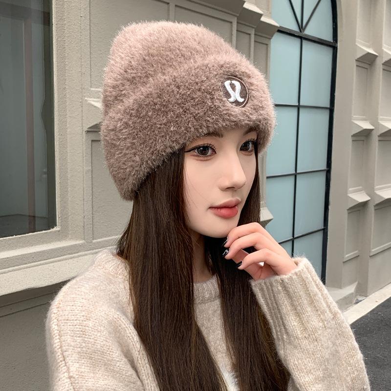 Herbst- und Wintermütze Damen Alphabet gesticktes Etikett Plüsch Winter Thermomütze modisch vielseitig Kältemütze