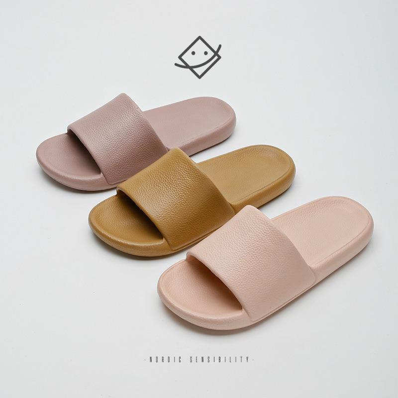 Novas pantufas simples de mola e verão para casa antiderrapantes para pisar em merda pantufas de usar em exterior de fundo plano de uma tira pantufas de banheiro casal
