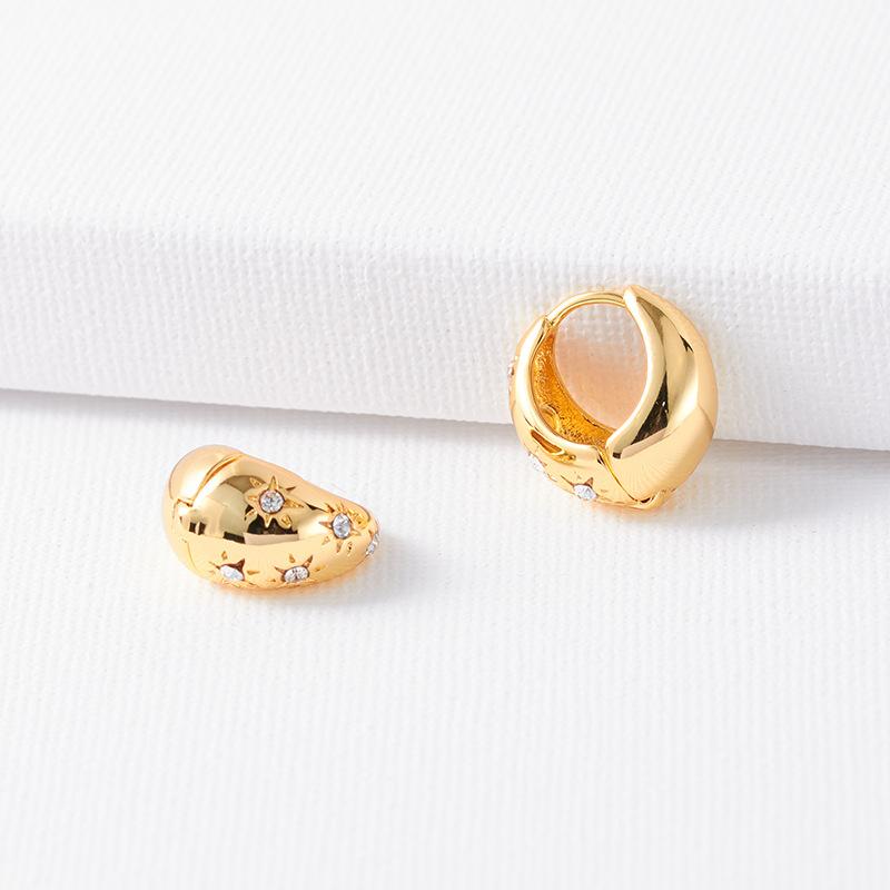 

Good reunion, white Baihe forward brushed earrings, high-end light luxury octagram earrings, exquisite gold earrings. золотой
