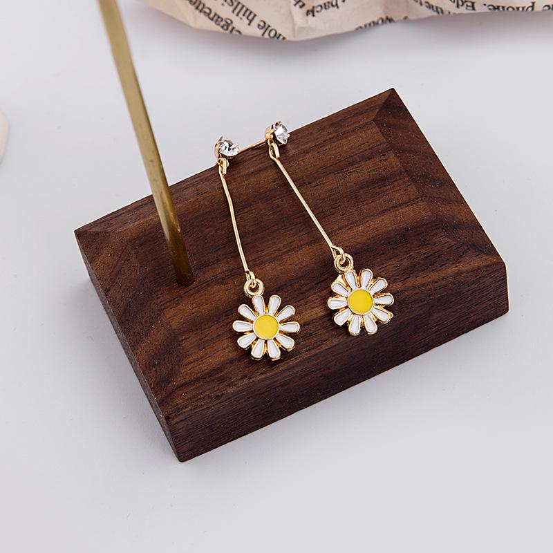Korean Daisy Long Earrings: Simple, Elegant Flower Design with Diamonds.