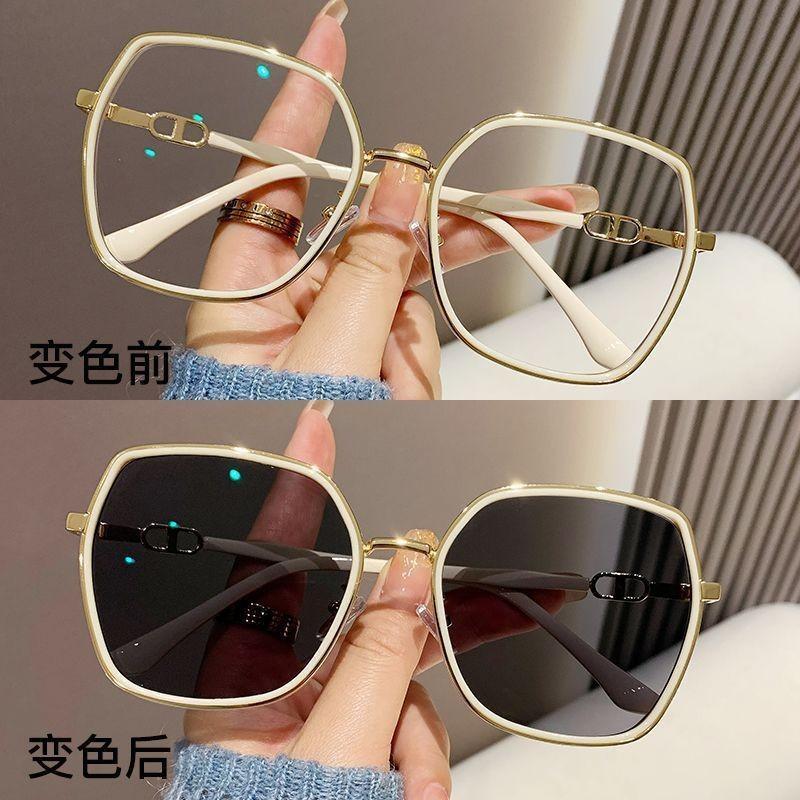 Glitter frame photochromic myopia glasses for women, available with prescription lenses or as plain lenses, suitable for summer use and offering UV