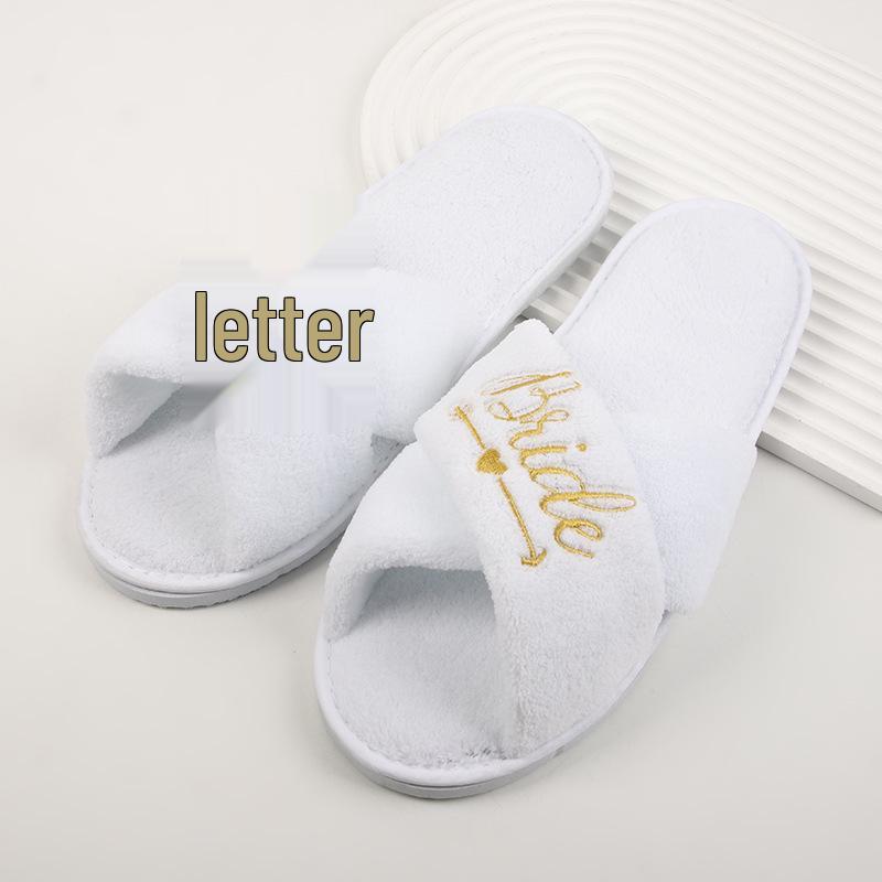 Glänzende Einweg-Hausschuhe mit englischen Buchstaben und Rutschschutz für Hotelgäste, Bräute und Brautjungfern