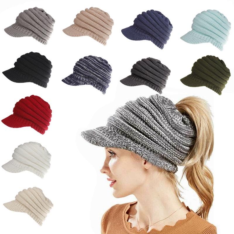 Gemütliche Damen Strickmütze mit Stretch und Zopfloch für den Winter