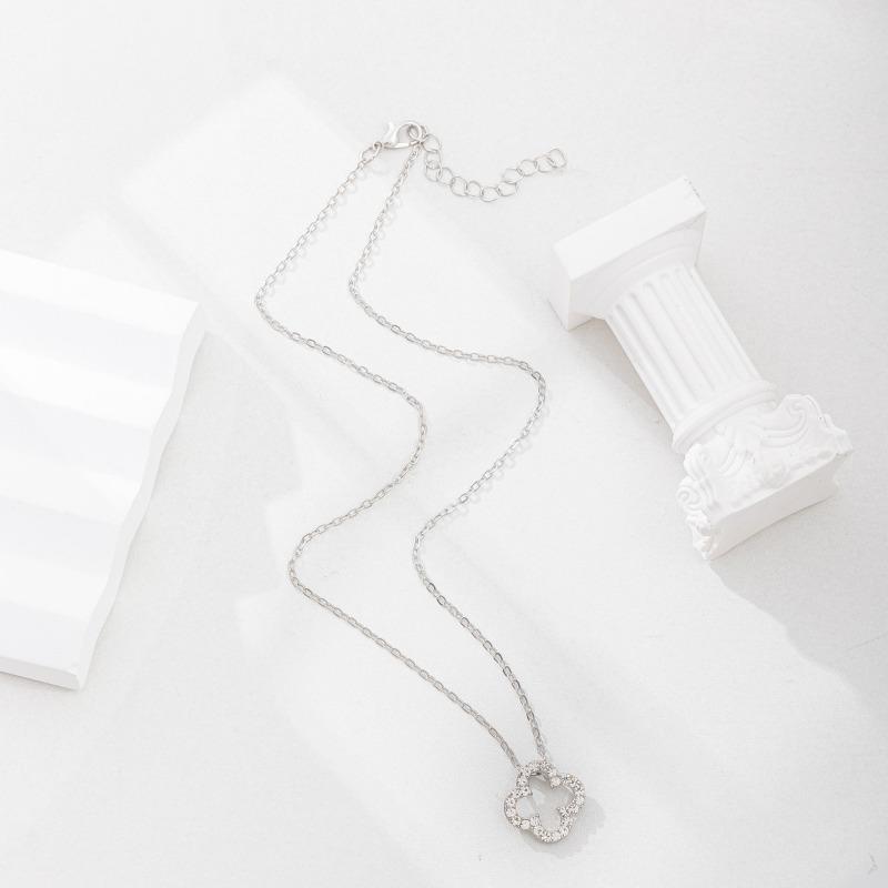 Four-leaf clover necklace, new alloy jewelry, niche high-end feeling, diamond-encrusted neck chain, pendant, female collarbone chain.