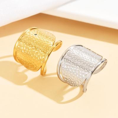 Anillo de Acero Inoxidable con Textura Martillada – Banda Ancha, Sensación Gruesa y Pesada, Estilo Lujoso
