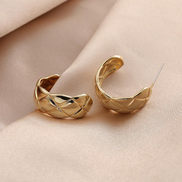 Cold Style Plaid Earrings: Non-Pierced Clip-On French Fashion for Women